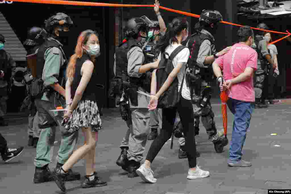 Поліція Гонконгу затримує протестувальників проти нового закону про нацбезпеку перед початком традиційного офіційного щорічного маршу 1 липня, яким Китай святкує передання йому Гонконгу Великою Британією