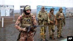 Машыгуудан өтүп жаткан орусиялык аскерлер. 