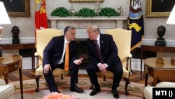 Bivši američki predsjednik Donald Trump i premijer Mađarske Viktor Orban tokom sastanka u Bijeloj kući 13. maja 2019. 