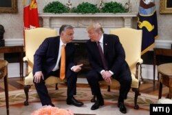 Președintele american de atunci Donald Trump (dreapta) și Orban într-o întâlnire la Casa Albă în mai 2019.