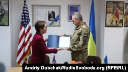 Марі Йованович і Віктор Муженко на церемонії передачі приладів нічного бачення ЗСУ від США у Києві, 14 лютого 2018 року