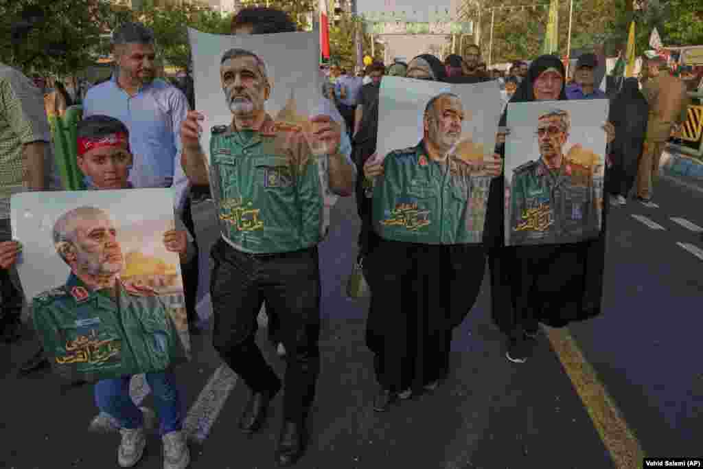 Demonstrues në Teheran, më 14 qershor, duke bartur portrete të komandantëve të lartë iranianë, të vrarë gjatë sulmeve të së premtes nga Izraeli.