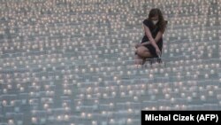 Në Kështjellën e Pragës, më 10 maj, janë ndezur qirinj për të kujtuar viktimat e koronavirusit në Republikën Çeke.