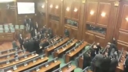 Largimi i deputetëve të opozitës nga salla e Kuvendit