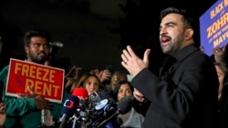 Кандидат демократов на выборах мэра Нью-Йорка Зохран Мамдани - на фоне лозунга "Заморозить арендную плату".