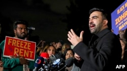 Кандидат на пост мэра Нью-Йорка от Демократической партии Зохран Мамдани выступает на предвыборном мероприятии в Нью-Йорке 3 ноября 2025 года.