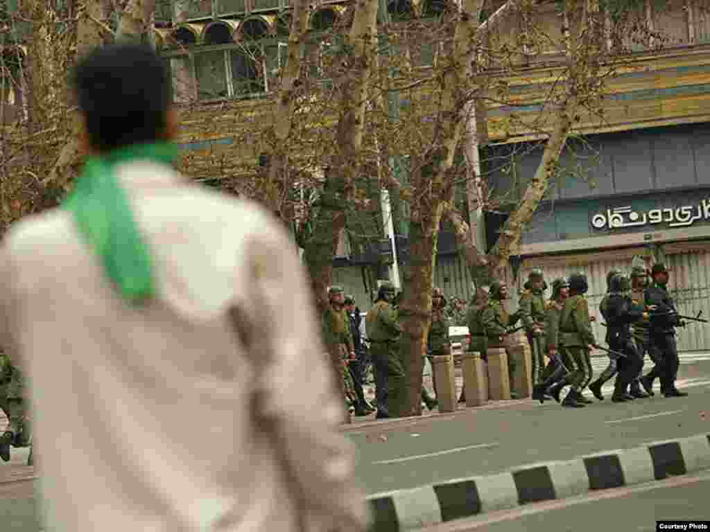 Site-urile opoziţiei îndeamnă la continuarea acţiunilor de protest (photo by Dara)