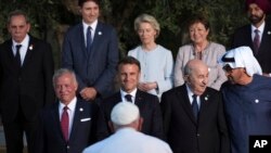 Дүйнө лидерлери Рим папасы Франциск менен көрүшүп жатышат. Италия. 14-июнь, 2024-жыл.