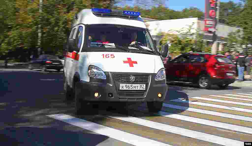 От здания Керченского политехнического колледжа одна за одной отъезжают скорые.