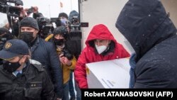 Szerbia vakcinaadományát veszik át Észak-Macedónia illetékesei a tabanovcei macedón-szerb határátkelőhelyen 2021. február 14-én.