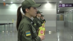 В аеропорту «Бориспіль» прикордонники роздають антикорупційні флаєри (відео)