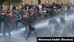 Vodeni topovi usmjereni na demonstrante koji protestuju protiv vladajuće elite. Bejrut, 18. januar 2020.