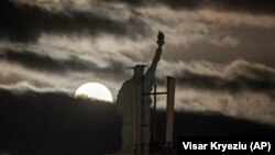 Holdfelkelte az amerikai Szabadság-szobor hasonmása Koszóvó fővárosában, Pristina, 2021. április 27.