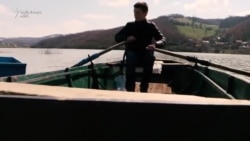 Drejt shkollës përmes liqenit