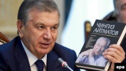 Президент Узбекистана Шавкат Мирзиеев держит в руках книгу о Чингизе Айтматове.