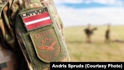 Шеврони латвійського прикордонника, фото ілюстративне