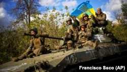 Украинские военные на дороге между Изюмом Харьковской области и городом Лиманом Донецкой области, 4 октября 2022 года. Иллюстрационное фото