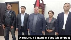 Кандидаты в депутаты от партий «Ата Мекен» и «Республика»: Сейтек Качкынбаев, Жанарбек Акаев, Мирлан Жээнчороев, Эльвира Сурабалдиева, Руслан Казакбаев (слева направо).