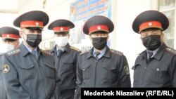 Кыргызстандын милиция кызматкерлери.