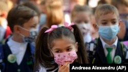 Sute de mii de copii se întorc mâine în bănci în localități cu rata de incidență mare, în timp ce colegii lor din satele unde nu există bolnavi de Covid vor face școala online 