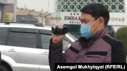 Туыстары Қытайда қалған адамдарды видеоға түсіріп тұрған белгісіз адам. Нұр-Сұлтан, 1 қазан 2020 жыл.