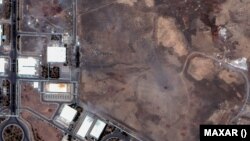 این عکس ماهواره‌ای از اول تیرماه حفره‌ای را در تأسیسات غنی‌سازی نطنز پس از حملات آمریکا نشان می‌دهد. روز سوم تیرماه حفره با خاک پر شده بود. 