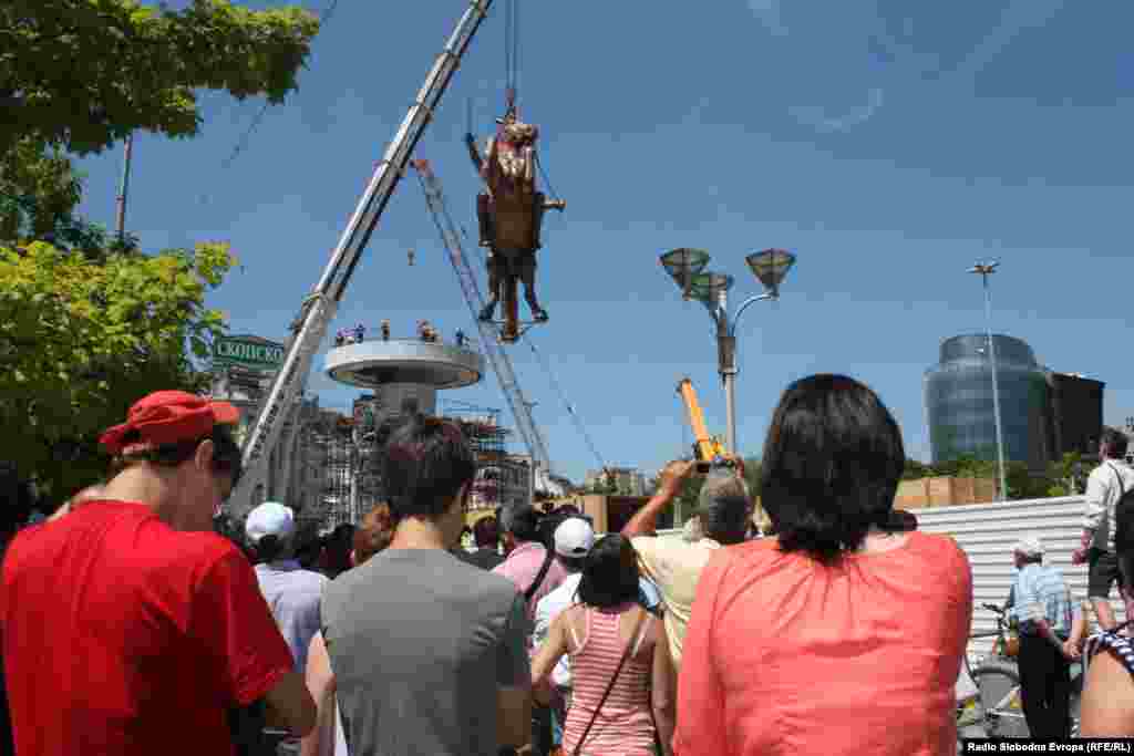 Воинот на коњ пристигна на плоштад. Јуни 2011.