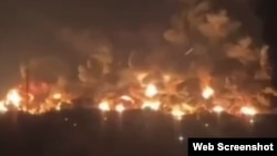 Пожежа на Феодосійській нафтобазі після удару безпілотників у ніч на 13 жовтня 2025 року. Скріншот із відео