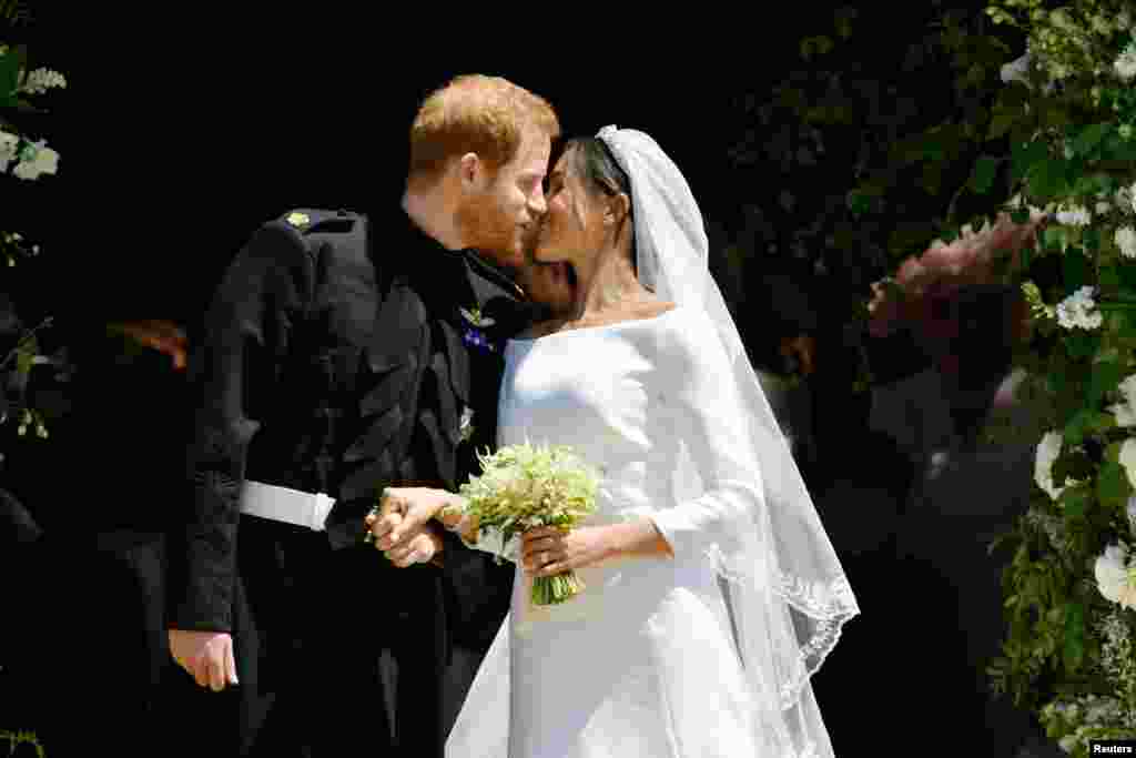 Принц Гарри и Меган Маркл на ступенях церкви&nbsp;Св. Георгия в Виндзорском замке.