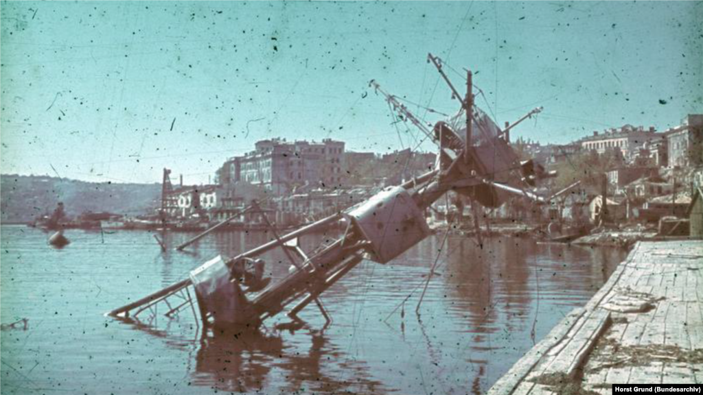 Незважаючи на те, що Німеччина не мала у своєму розпорядженні бойові кораблі на Чорному морі, радянський флот зазнав величезних втрат від мін (у тому числі і власних), а також авіаударів повітряних сил нацистської Німеччини. На фото: фок-щогла крейсера &laquo;Червона Україна&raquo; в Севастополі, липень 1942 року​