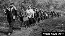 پل پوت، رهبر خمرهای سرخ، پیشاپیش شماری از هواداران خود