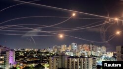 Sistemi anti-raketor i Izraelit, Kupola e Hekurt, vëren dhe shkatërron raketa të hedhura nga Rripi i Gazës në Ashkelon, qytetin jugor izraelit, 20 tetor 2023.