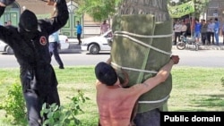 Un tînăr iranian tratat cu cruzime
