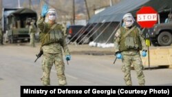 На территорию пускают только людей, прописанных там, с условием, что они не смогут покинуть ее в течение двух недель