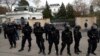 სპეცრაზმი იცავს ტერიტორიას პრაღაში, რუსეთის საელჩოსთან, სადაც საპროტესტო აქციის მონაწილეები შეიკრიბნენ. 2021 წლის 18 აპრილი