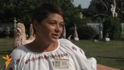 Екскурсовод розповідає про Національний музей-заповідник українського гончарства в Опішні