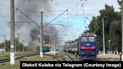 Росія систематично атакує залізничну інфраструктуру України, намагаючись паралізувати логістику, включаючи перевезення військових вантажів (на фото – пожежа на залізниці в Шостці, Сумська область, 4 жовтня 2025 року)