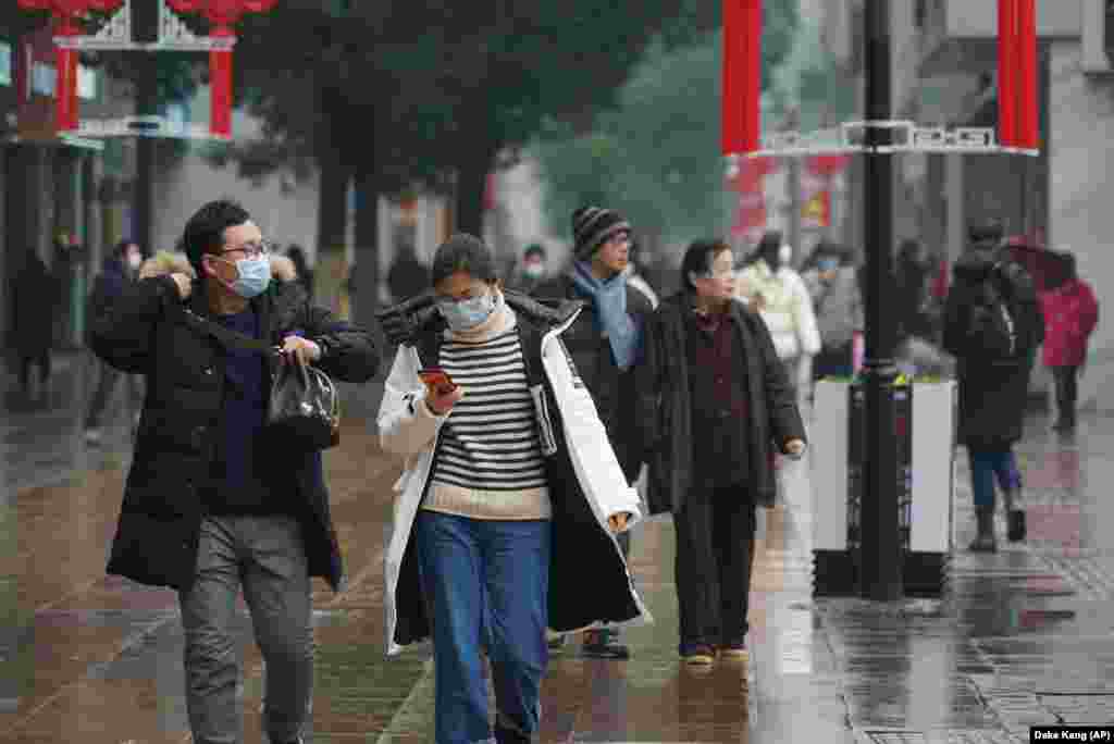Ухань вважають епіцентром поширення вірусу. На фото: мешканці міста йдуть торговою вулицею