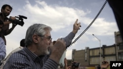 میرحسین موسوی، در حال سخنرانی در حلقه هوادارنش در تظاهرات مسالمت‌آمیز ۲۵ خرداد ۸۸