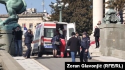 Serviciu de ambulanță în fața Parlamentului sârb, 4 martie 2025.
