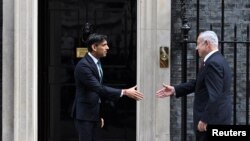 Прем’єр-міністр Великої Британії Ріші Сунак (л) під час зустрічі з ізраїльським колегою Біньяміном Нетаньягу