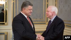 Петро Порошенко (л) і Джон МакКейн (п) під час одного з численних візитів сенатора до України, фото 2015 року