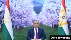 Тажик лидеринин Ноорузда телеканалдардан көрсөтүлгөн кайрылуусу. Ал андан 9 күн мурда тартылганы айтылууда. 