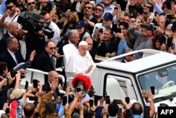 Papa Francisc salută mulțimea după slujba de Paște, în Piața Sfântul Petru din Vatican, pe 20 aprilie 2025.