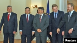 Predsednik Evropske komisije Žoze Manuel Baroso i komesar za proširenje EU Štefan File (drugi sdesna) fotografišu se sa članovima Predsjedništva BiH, Sarajevo, 08. april 2011.