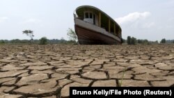 قایق بر بستر رود خشک شده‌ای در برزیل