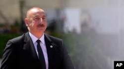 Presidenti i Azerbajxhanit, Ilham Alyev, duke arritur në një samit të Komitetit Politik Evropian në Moldavi në qershor të vitit 2023.
