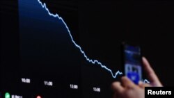 Acțiunile celor mai importante companii americane și dolarul sunt în continuă scădere de la începutul anului