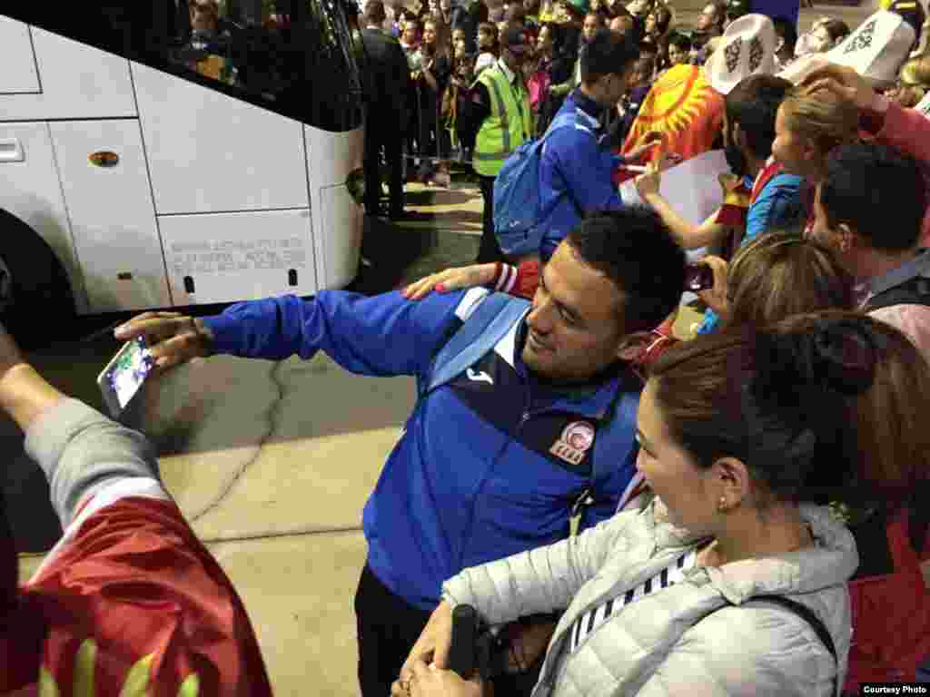 Футболчулар менен селфи.&nbsp;