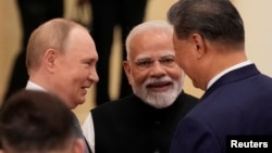 Премьер-министр Индии Нарендра Моди разговаривает с президентом России Владимиром Путиным и главой Китая Си Цзиньпином в преддверии саммита Шанхайской организации сотрудничества (ШОС) 2025 года в Тяньцзине, Китай, 1 сентября 2025 года
